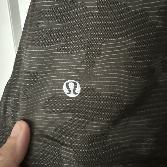 NWT Lululemon Run For Days Short Sleeve in Deep Camo - Picture 4 of 7